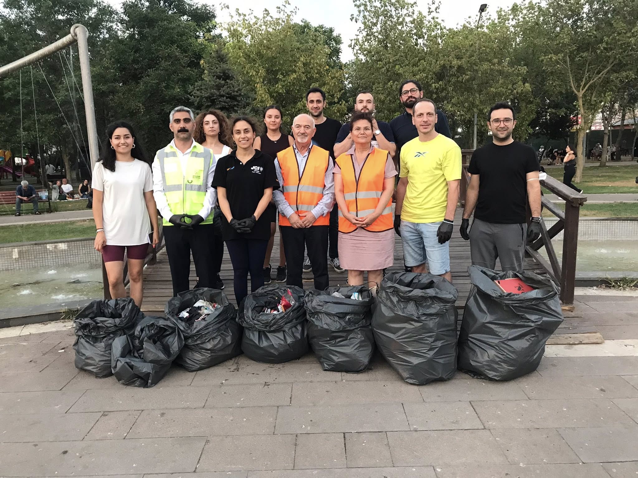“DAHA TEMİZ BİR ÇEVRE” İÇİN ATAŞEHİR’DE FARKINDALIK ETKİNLİĞİ DÜZENLENDİ